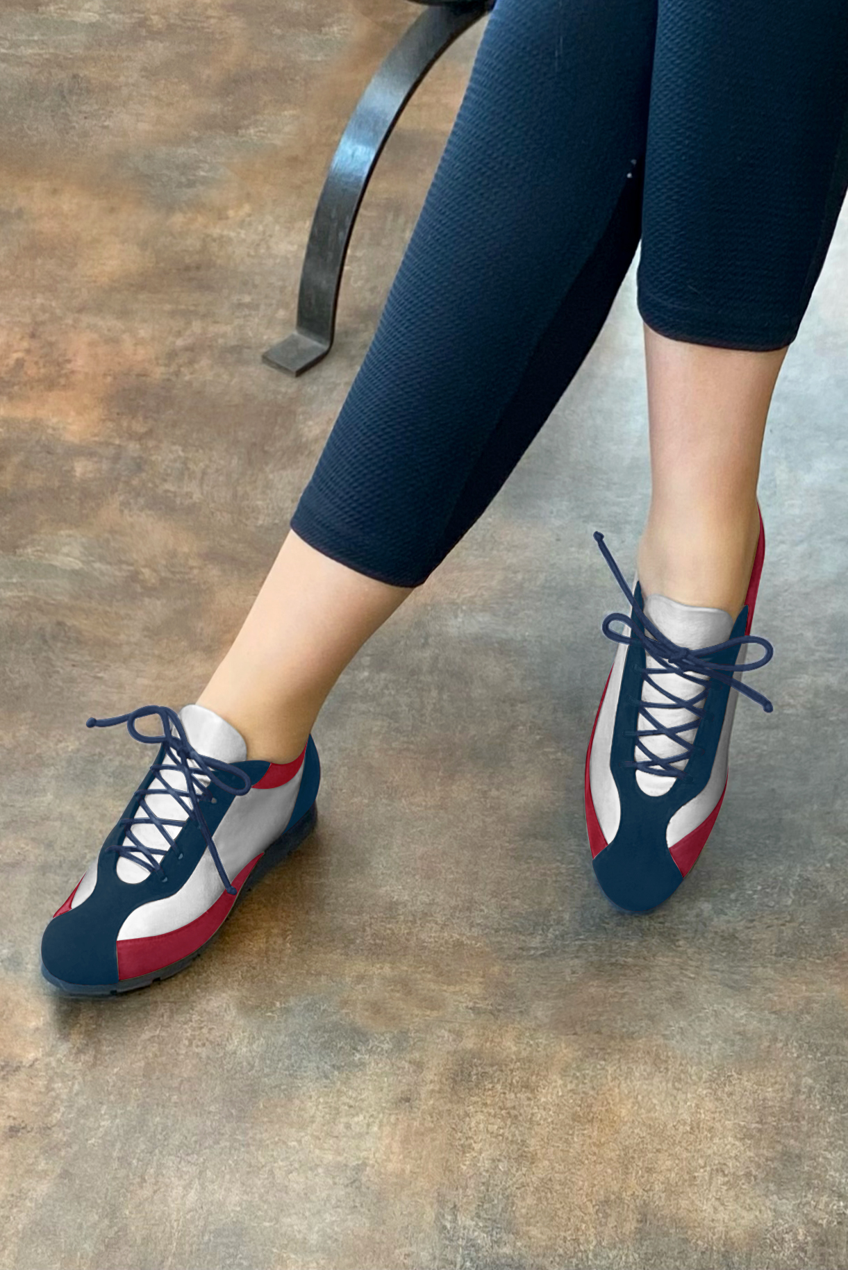 Navy blue, light silver and cardinal red women's elegant sneakers. Round toe. Flat rubber soles. Worn view - Florence KOOIJMAN